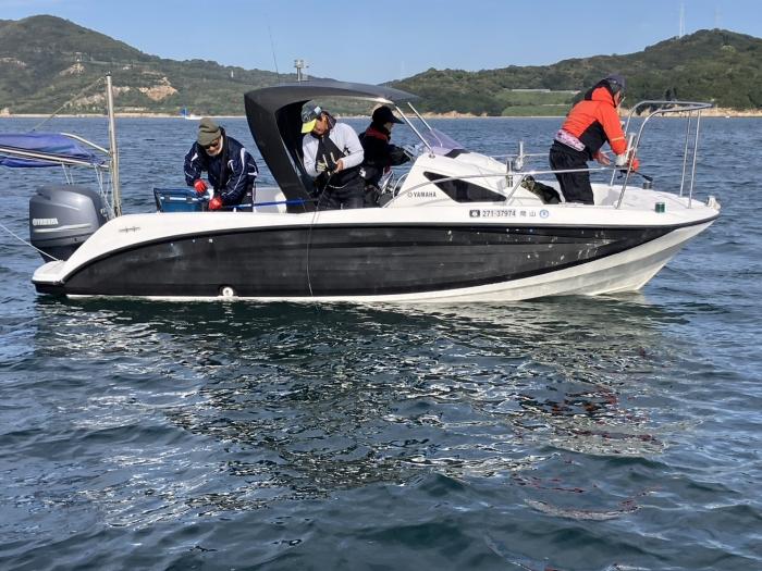 鯛と格闘中のオーナー艇