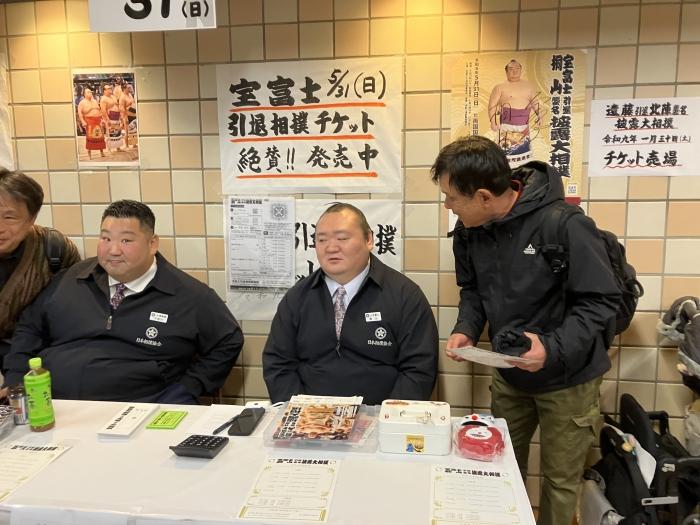 ㊧徳勝龍関㊨宝富士関