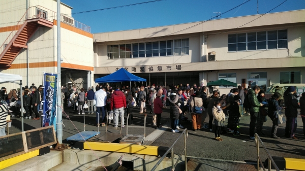 『行列の出来る市場』
