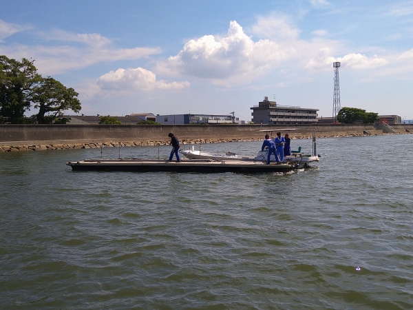 『浮桟橋曳航』