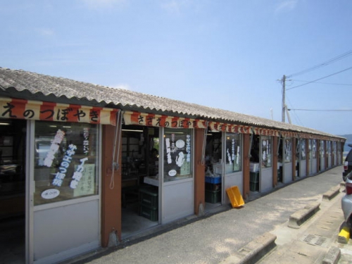 サザエ壺焼きの集合店舗（波戸岬）
