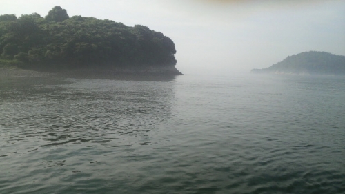 霧の中　㊧青島　㊨黄島