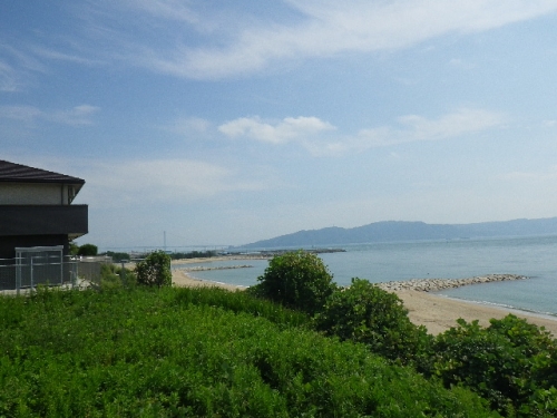 松江海水浴場（後ろに淡路島）