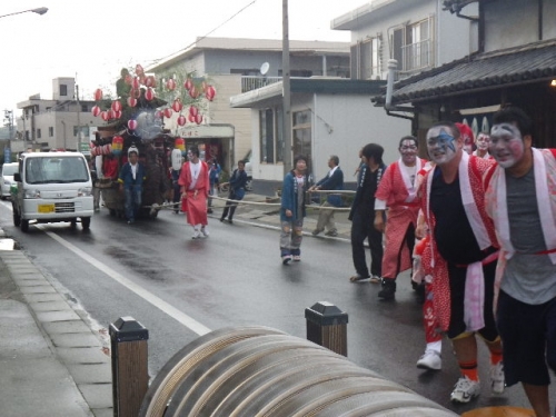 店の前をダンジリが通ります