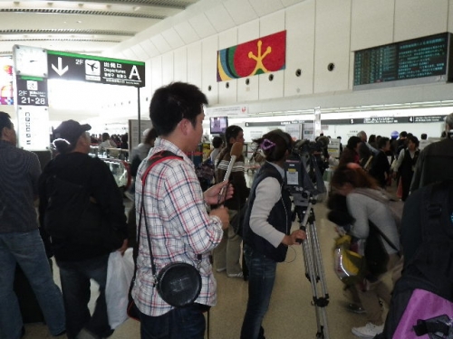ＴＶ局が空港ロビーを取材