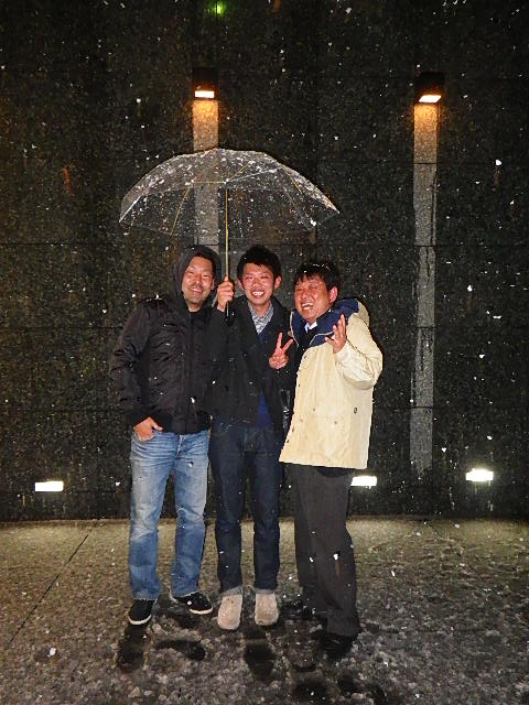 居酒屋を出ると想定外の雪