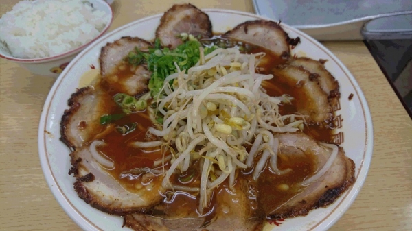 見た目よりあっさりの徳島ラーメン、とろけるチャーシューが絶品