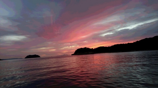 幻想的な朝焼け…黄島ビワの首