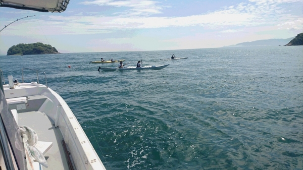 ブイの手前を通過し黄島方面に