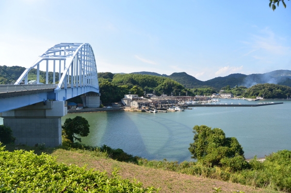 本土と長島を結ぶ橋、下の海峡名は瀬溝
