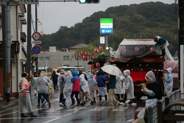 重要文化財のだんじり雨で傷まなければよいが…