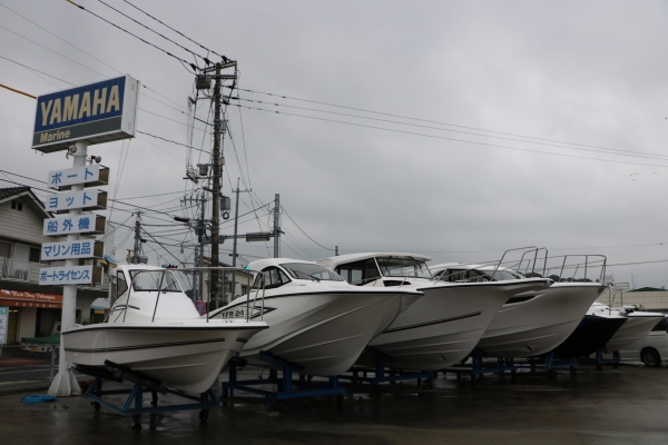 雨の後は展示艇の洗艇作業が待ち受けています