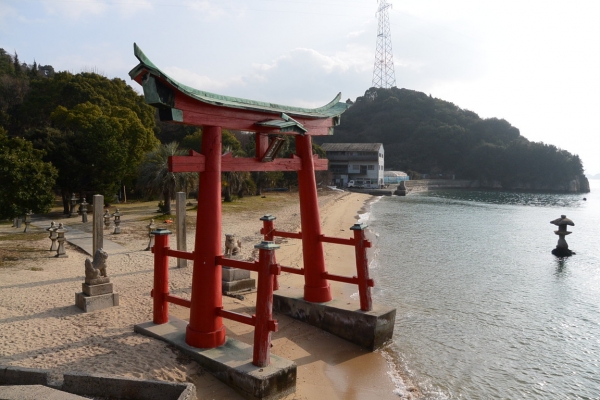干潮時は鳥居の基礎が丸見え（笑）夏この浜で泳げば御利益ありそう