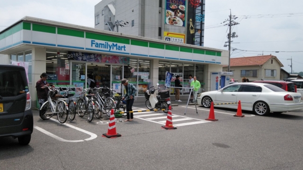 広い駐車場も満杯のファミマさん