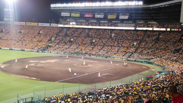 ９割黄色で埋め尽くされたスタンド