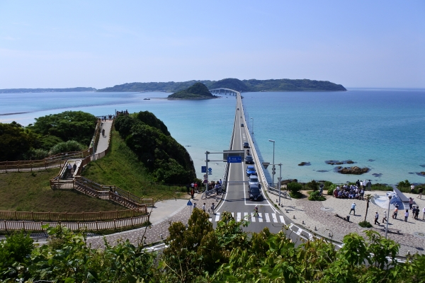 狭い道の路肩にある撮影場所は路駐の車とバイクで溢れる