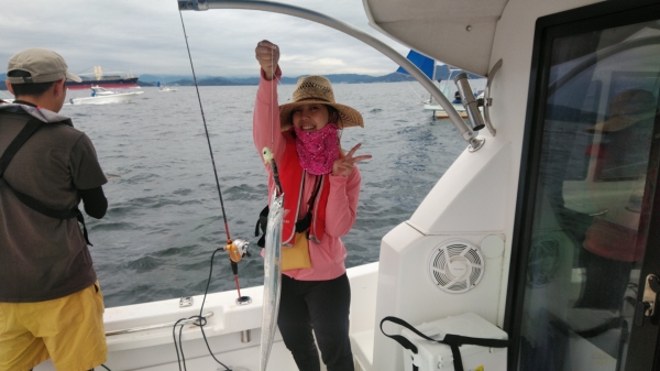太刀魚デビューの女子も大興奮！