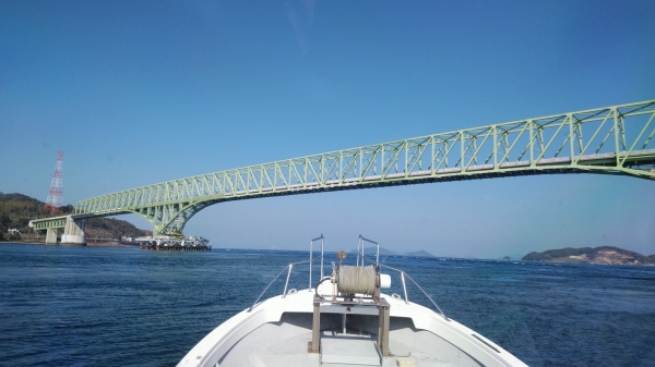 周防大島大橋を通過中