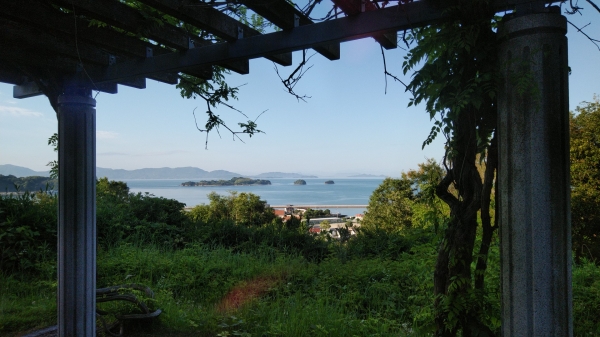 朝食前には山を散策
