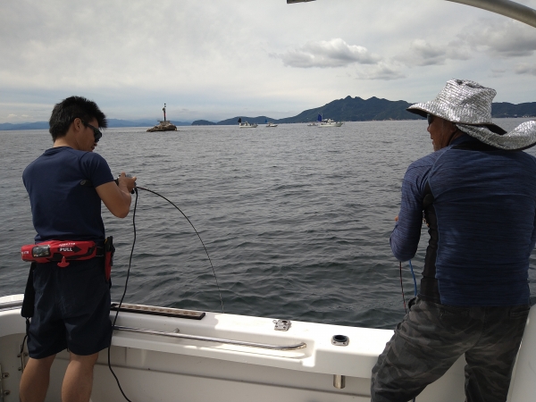 引き潮にはいると釣り船が増えてきた