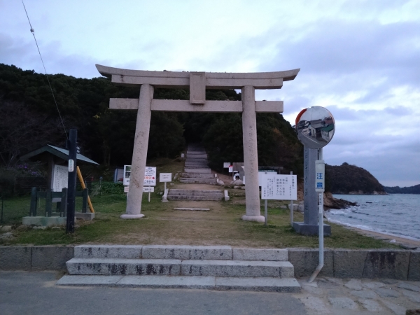 牛窓神社の階段を一気に駆け上がる