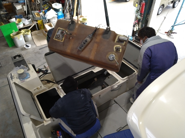 UF25船外機換装中