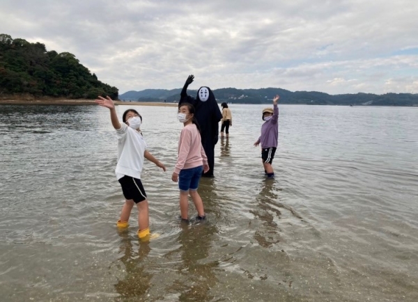 小潮で現れないビーナスロードを歩く