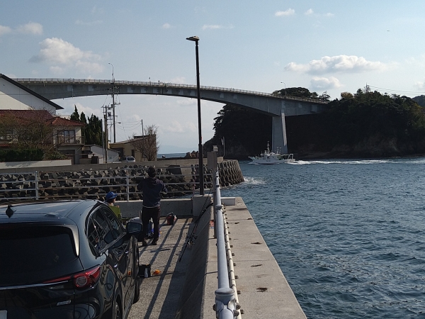 海峡を定期船が往来
