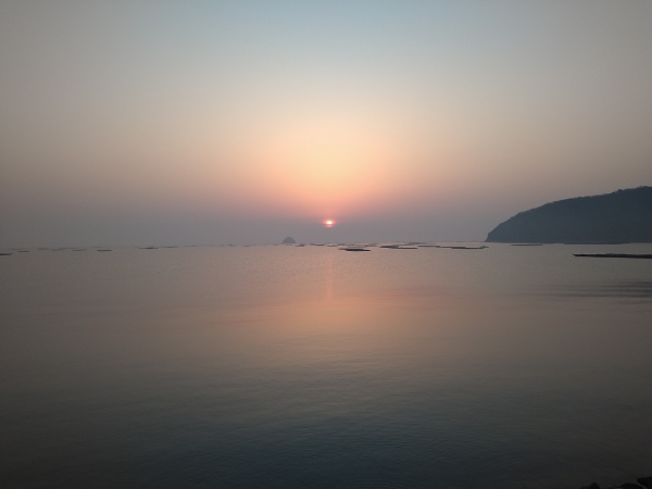 東の海面から太陽が顔を出す