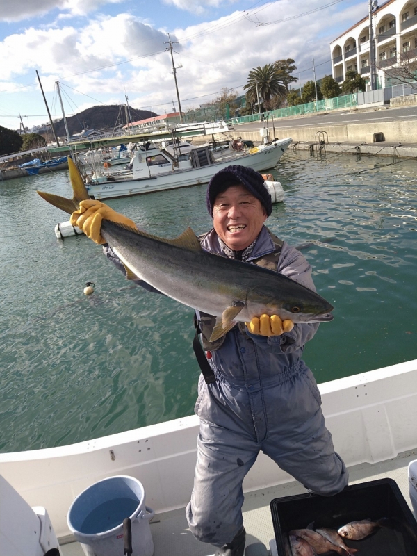 タイムリーに釣れた正月用ブリ83㎝