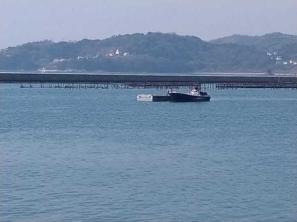 港内を和船で曳航