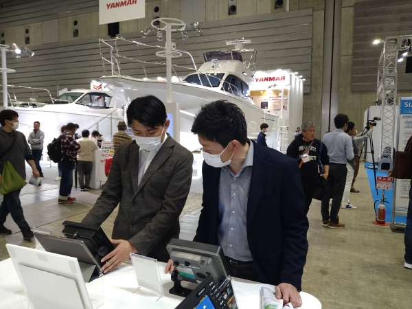 弊社スタッフ航海計器物色中