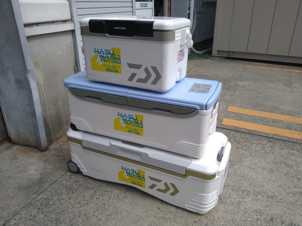 クーラーBOXには氷と飲物