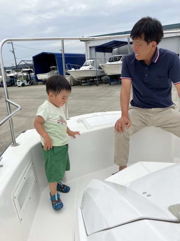 説明に聞きいってます