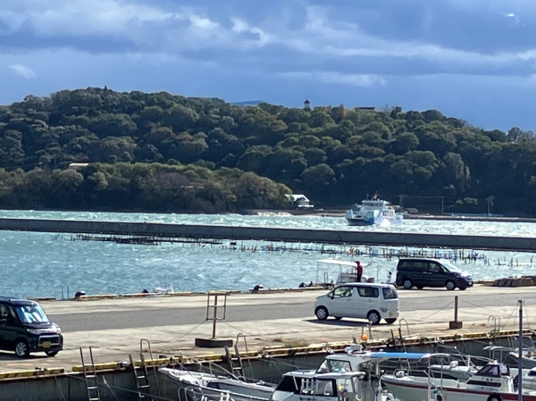 前島フェリーも西風でドリフト