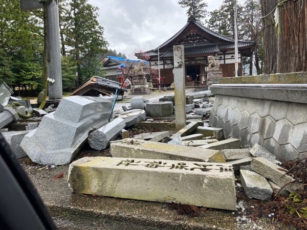 神社の灯篭も粉々