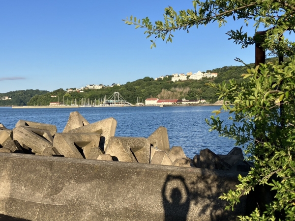 山道から海辺に歩いて降りる