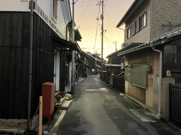 港町特有の細い路地