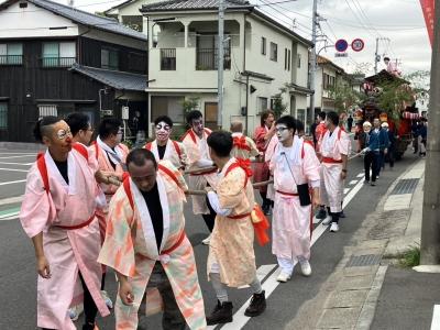 思い思いのメークを施した曳手衆