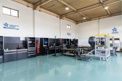 最新鋭の整備機器が並ぶ