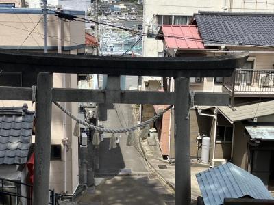 鳥居の向こうには漁港