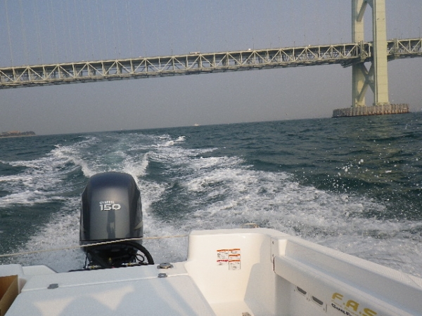 午前中は明石海峡も穏やかでした