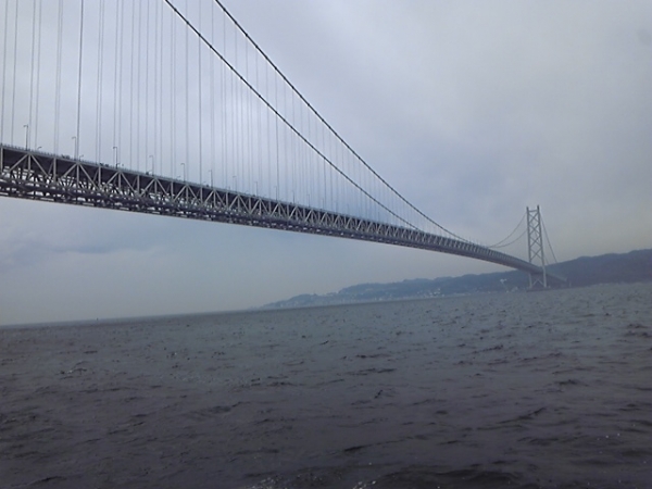 いつも荒れる明石海峡も今日は凪！