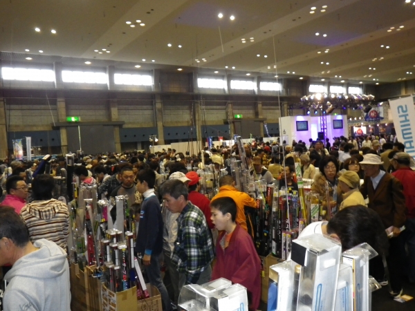 本会場の釣り具コーナーはもっと大混雑！