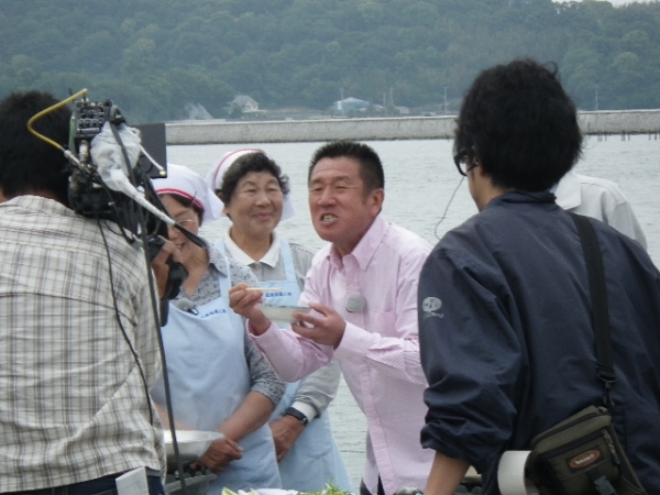 旬の鰆を食し笑顔のラッシャーさん