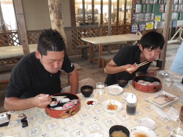 凄い勢いで食べている人発見！　ワイルドだぜぇ～