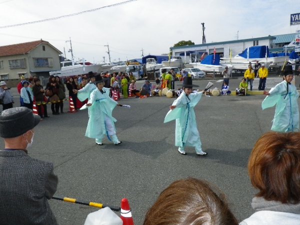 広場では踊りも披露されました