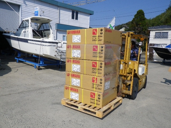 フォークリフトで慎重に降ろしました