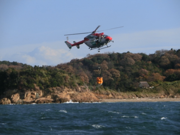 ヘリで海水を汲み上げ消火しています