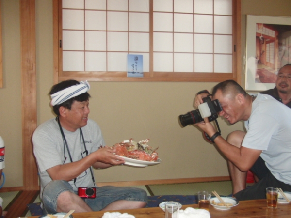 このカニ人を無口にさせます。
